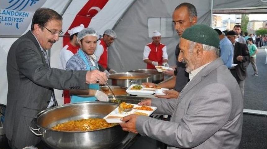 Başkan Bulutlar, İftar Yemeği Dağıttı Halk İle İftar Etti