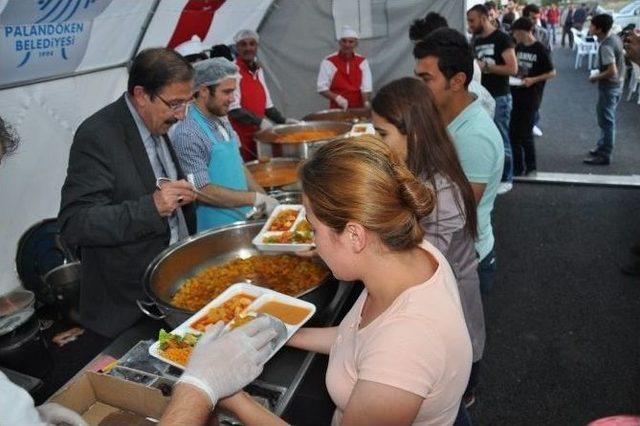 Başkan Bulutlar, İftar Yemeği Dağıttı Halk İle İftar Etti