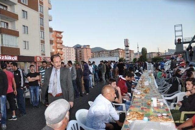 Başkan Bulutlar, İftar Yemeği Dağıttı Halk İle İftar Etti