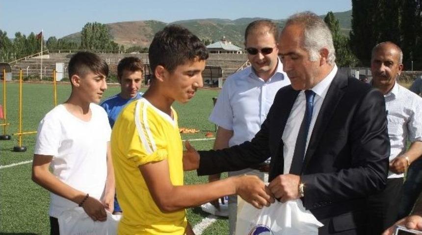 Muş'ta Sporculara Malzeme Dağıtıldı