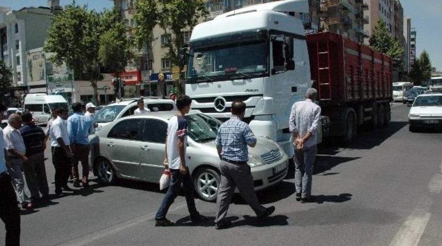Tır'ın &Ouml;n&uuml;ne &Ccedil;ıkan Otomobili Metrelerce S&uuml;r&uuml;kledi