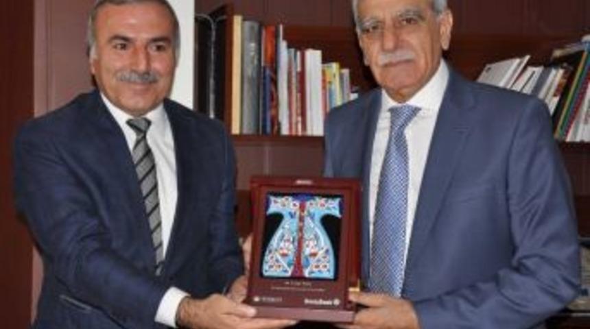 Denizbank Genel M&uuml;d&uuml;rl&uuml;ğ&uuml;'nden Mardin B&uuml;y&uuml;kşehir Belediyesi&rsquo;ne Plaket