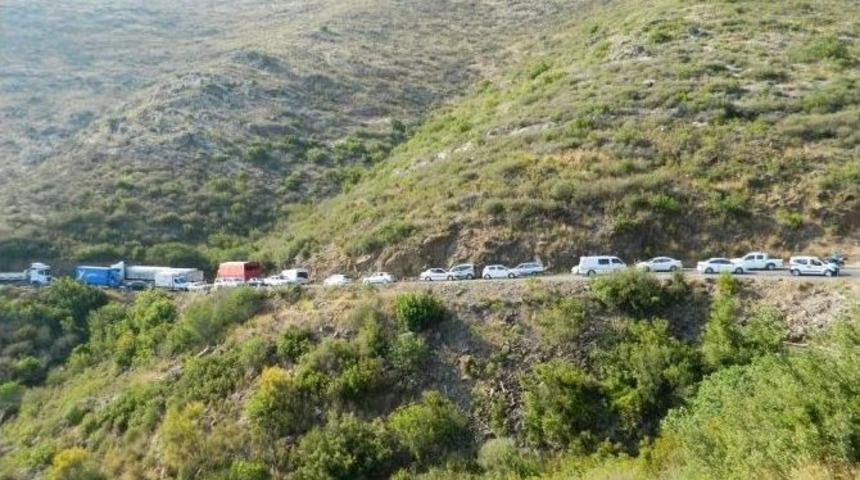 Devrilen Tır D-400'de Ara&ccedil; Kuyruğuna Neden Oldu