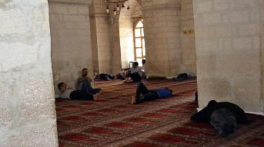 Silvan'da Vatandaşlar Camilere Akın Ediyor