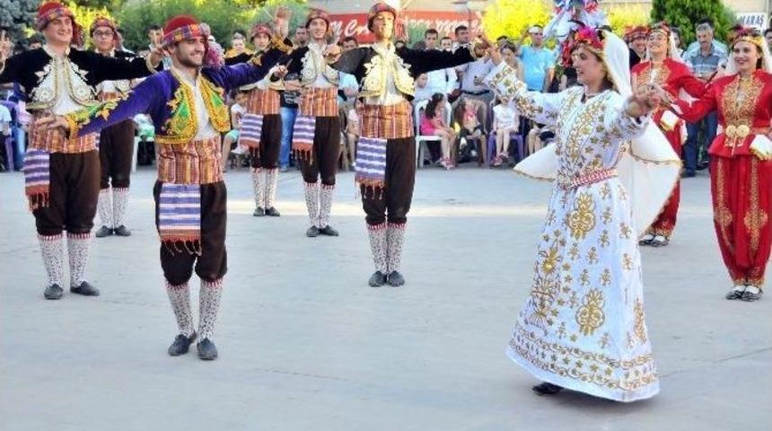 Akşehir Belediyespor Halk Oyunları Ekibinin G&ouml;sterisi B&uuml;y&uuml;ledi
