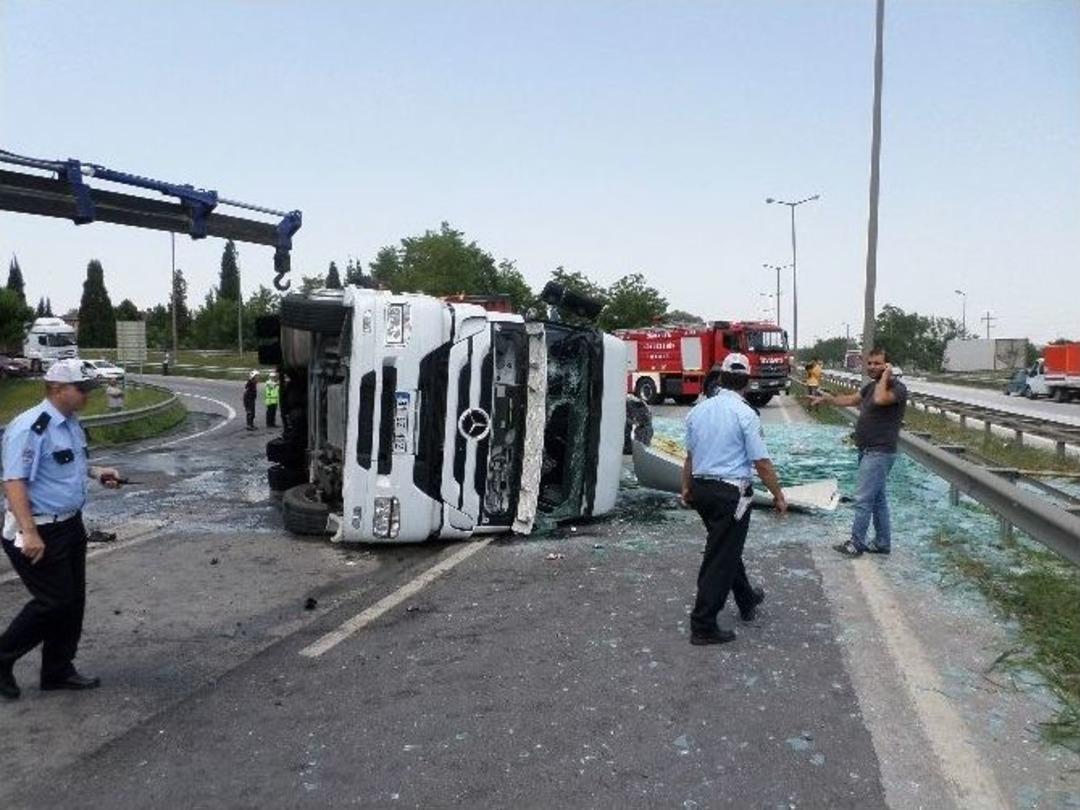 Cam Y&uuml;kl&uuml; Tır Devrildi, Trafik Fel&ccedil; Oldu