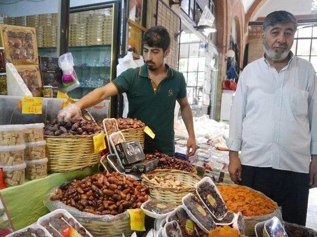 Ramazan Ayının Vazgeçilmesi Hurma Tezgahlarda