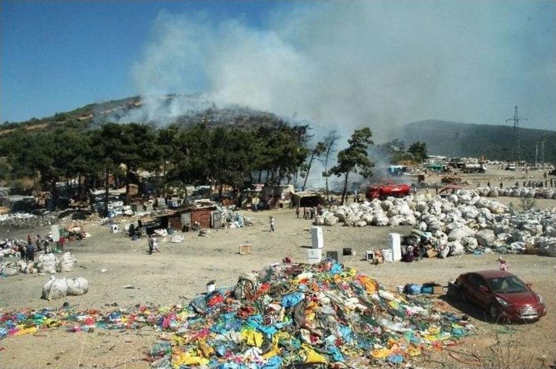 &Ccedil;&ouml;pl&uuml;kte Yangın &Ccedil;ıktı 8 Baraka K&uuml;l Oldu