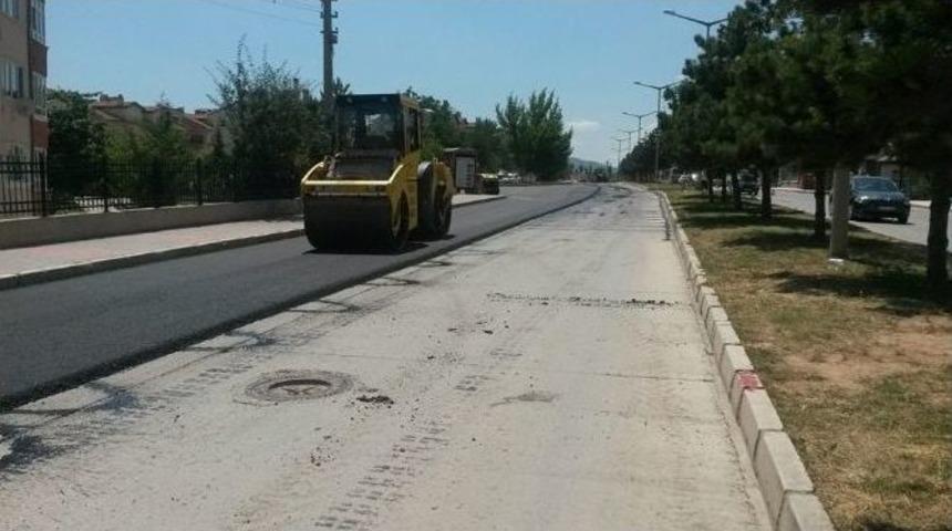 Beton Asfaltın &Uuml;zerine Sıcak Asfalt D&ouml;k&uuml;l&uuml;yor