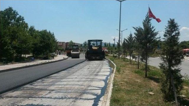 Beton Asfaltın Üzerine Sıcak Asfalt Dökülüyor