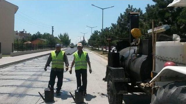 Beton Asfaltın Üzerine Sıcak Asfalt Dökülüyor