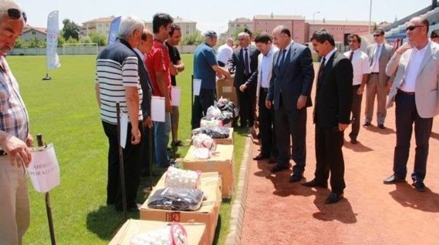 Kul&uuml;plere Spor Malzemesi Dağıtıldı