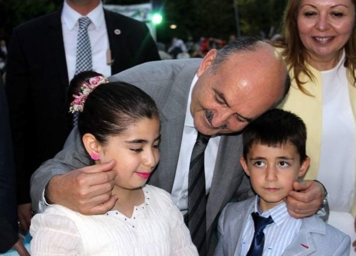 Bakan M&uuml;ezzinoğlu Orucunu Sağlık &Ccedil;alışanlarıyla A&ccedil;tı