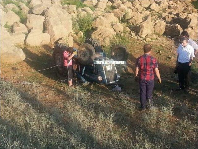 Takla Atan Trakt&ouml;r&uuml;n S&uuml;r&uuml;c&uuml;s&uuml; Hayatını Kaybetti 1