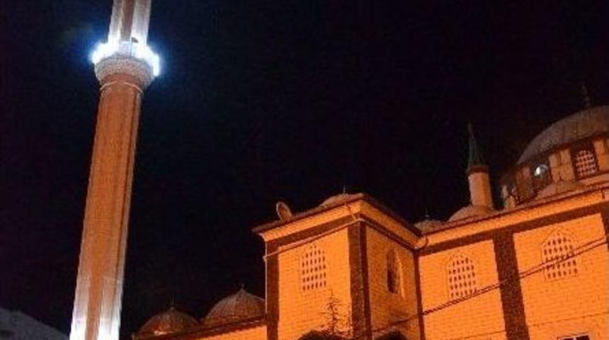 Esenyurt&rsquo;ta Caferi Vatandaşların Kullandığı Camide Yangın