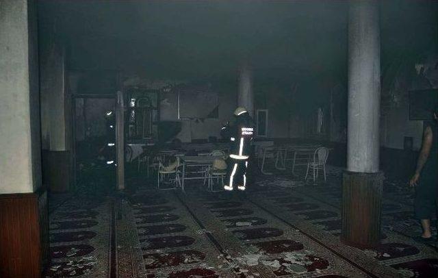 Esenyurt&rsquo;ta Caferi Vatandaşların Kullandığı Camide Yangın 1