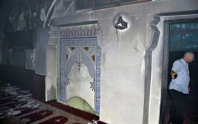 Esenyurt&rsquo;ta Caferi Vatandaşların Kullandığı Camide Yangın 2