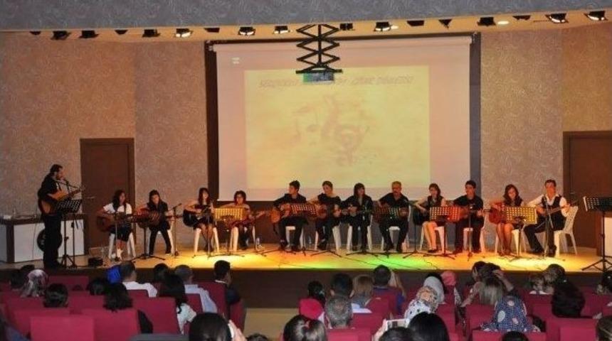 Gitar Kursiyerlerine Sertifikaları Verildi