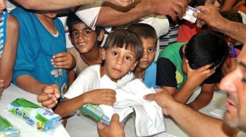 Deniz Feneri &Ccedil;adır Kentte 10 Bin Tiş&ouml;rt Ve Kep Dağıttı