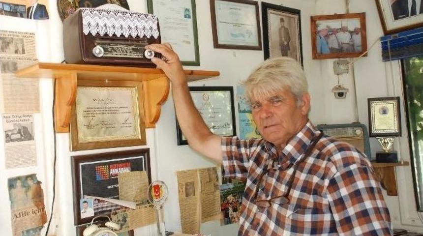 Hamarat Muhtar 56 Yıllık Radyosunu G&ouml;z&uuml; Gibi Bakıyor