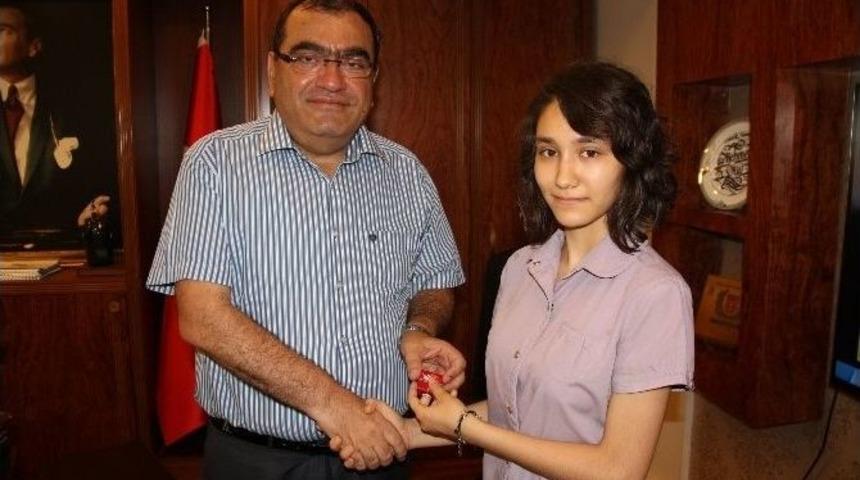 Kaymakam Okur, B&uuml;şra&rsquo;yı &Ouml;d&uuml;llendirdi