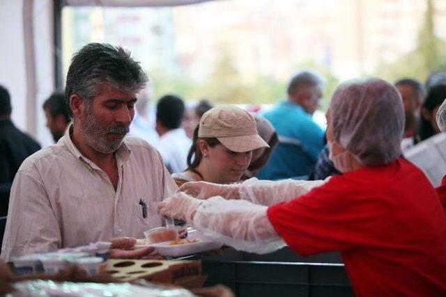 10 Günde 40 Bin Kişi İftar Yaptı