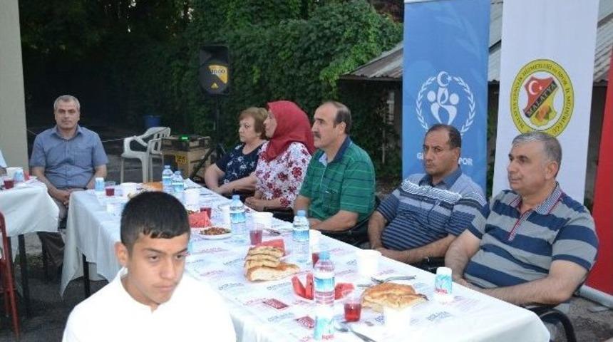 Gen&ccedil;ler İftarda Bir Araya Geldi