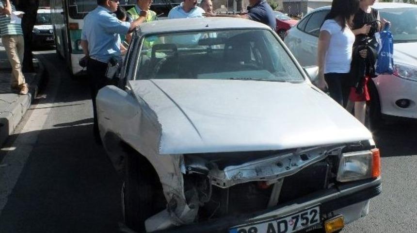Halk Otob&uuml;s&uuml; İle Otomobil, Cumhuriyet Meydanı'nda &Ccedil;arpıştı