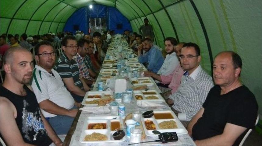 Kula Ak Parti Y&ouml;netimi İftar &Ccedil;adırında Oru&ccedil; A&ccedil;tı