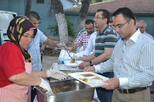 Kula Ak Parti Y&ouml;netimi İftar &Ccedil;adırında Oru&ccedil; A&ccedil;tı 1