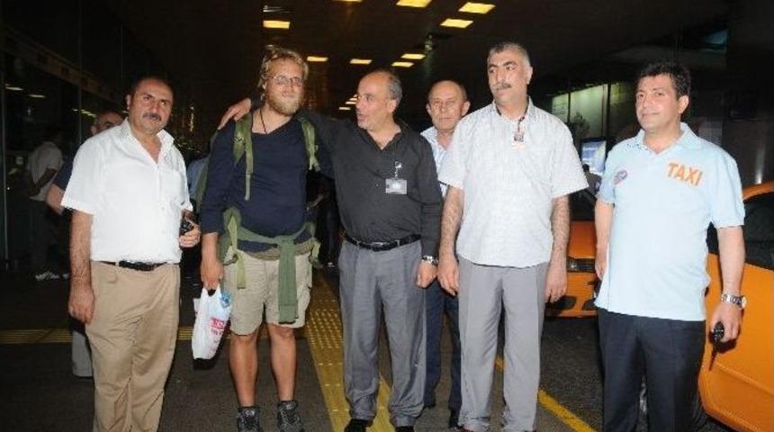 Otostop&ccedil;u Maceracıya Taksiciler Yardım Etti