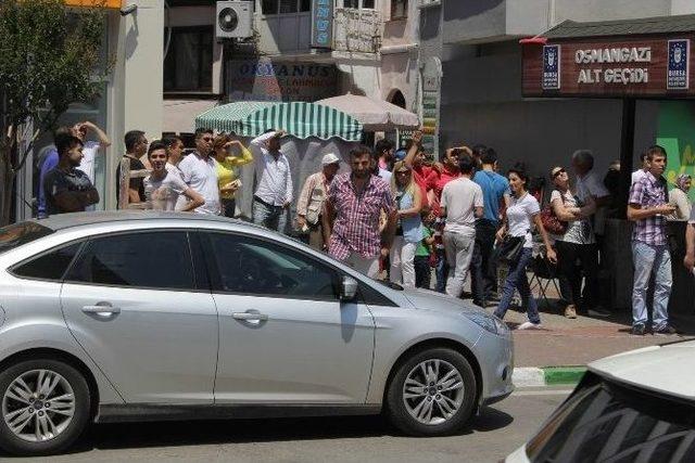İşten &Ccedil;ıkarıldı, Şehrin Merkezinde 6 Katlı Binanın &Ccedil;atısında İntihara Kalkıştı 1