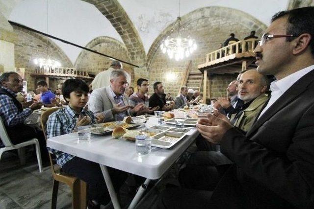 Belediye Başkanı Memiş, İftar Yemeği Dağıttı