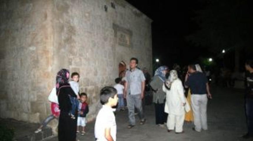 Ramazan Ayında T&uuml;rbelere Ziyaret&ccedil;i Akını