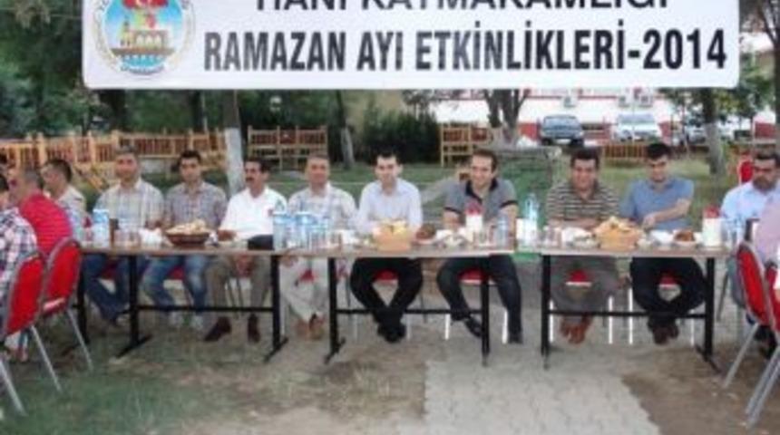 Hani Kaymakamı Sarı'dan İftar Yemeği