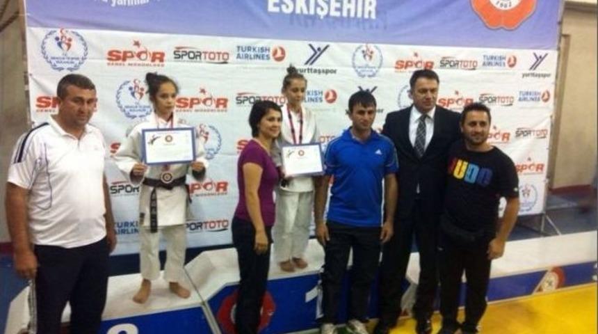 Judo Takımı 2 Altın 1 G&uuml;m&uuml;ş İle D&ouml;nd&uuml;