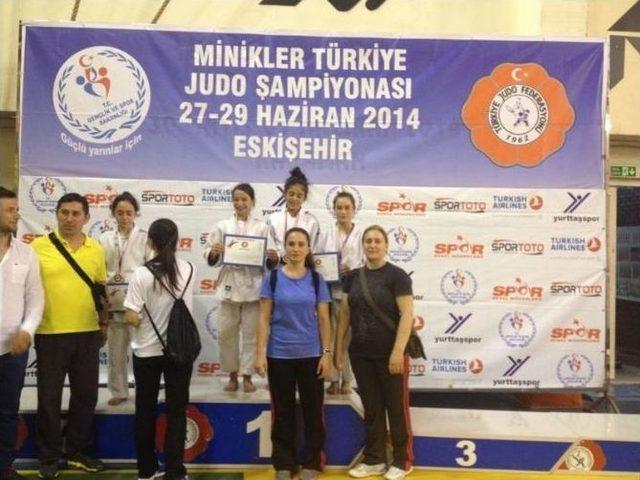 Judo Takımı 2 Altın 1 Gümüş İle Döndü