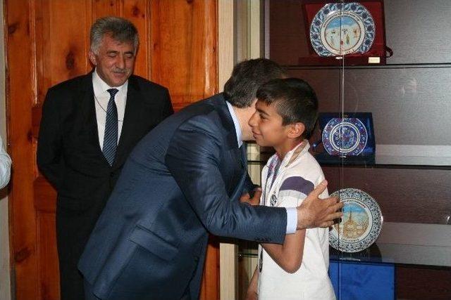 Kars Valisinden Başarılı Sporculara &Ouml;d&uuml;l 1