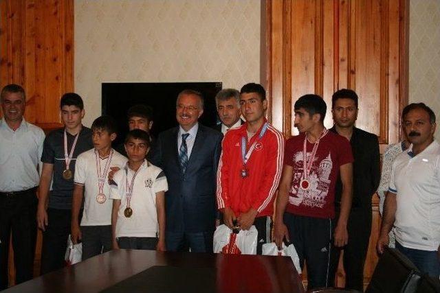 Kars Valisinden Başarılı Sporculara &Ouml;d&uuml;l 3