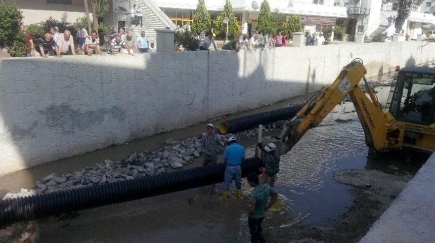 Ak&ccedil;akoca &Ccedil;ivi Deresinde Islah &Ccedil;alışmaları S&uuml;r&uuml;yor