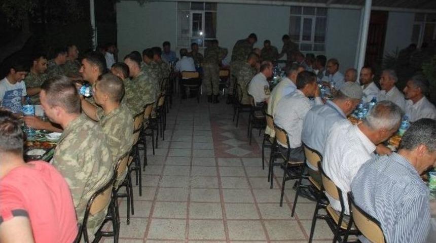 Jandarmadan K&ouml;y Korucularına İftar Yemeği