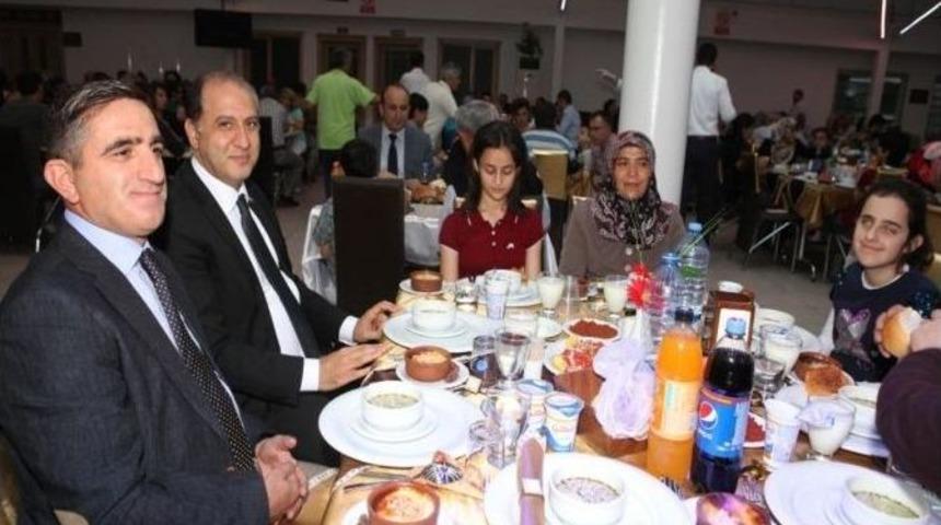 Amasya&rsquo;da Y&ouml;neticiler Engellilerle İftar Yaptı