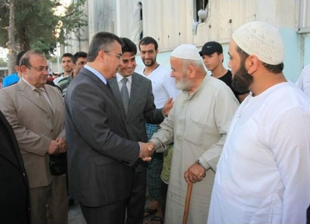 Vali Lekesiz, Altın&ouml;z&uuml; Tesislerinde Kalan Suriyelilerle İftar A&ccedil;tı