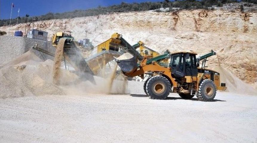 Erdemli Belediyesi Taş Kırma Tesisi, G&uuml;nde 80 Kamyon &Uuml;retim Yapıyor