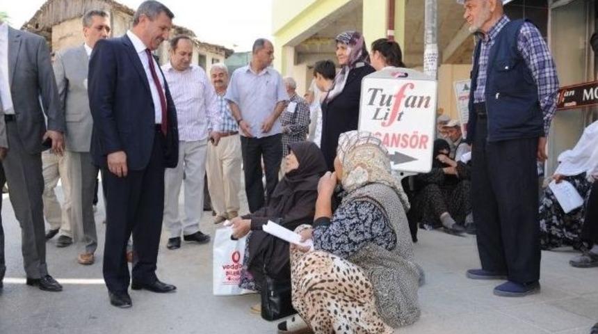 Kart Kuyruğundaki Vatandaşlarla G&ouml;r&uuml;şt&uuml;