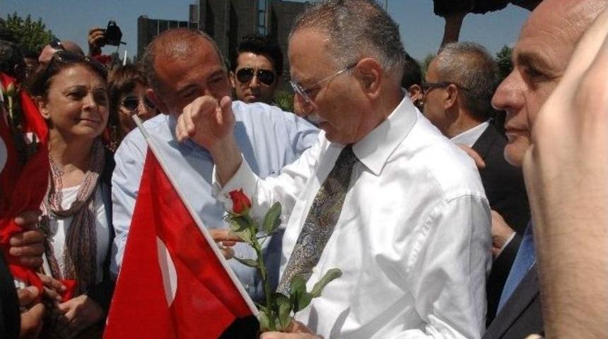 Ekmeleddin İhsanoğlu’na Kadıköy’de Yoğun İlgi