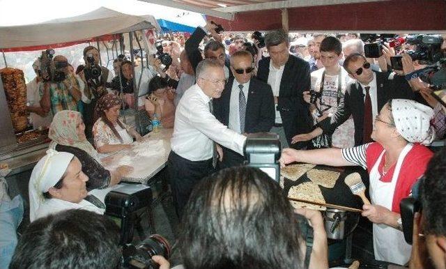 Ekmeleddin İhsanoğlu’na Kadıköy’de Yoğun İlgi