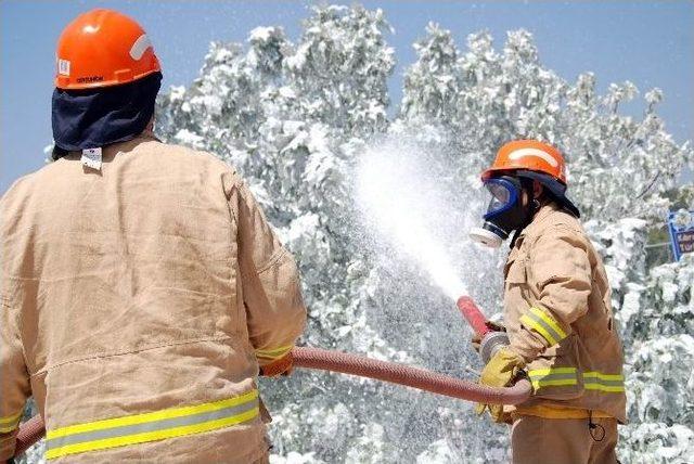 Yangın İşçileri İlk İş Günlerine Yangın Tatbikatı İzleyerek Başladı