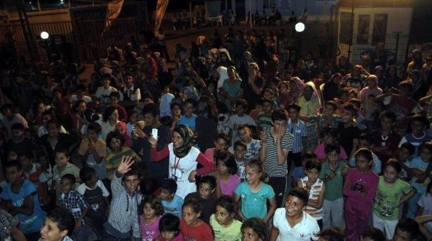 Hayad Suriyeli &Ccedil;ocukların Y&uuml;z&uuml;n&uuml; G&uuml;ld&uuml;rd&uuml;