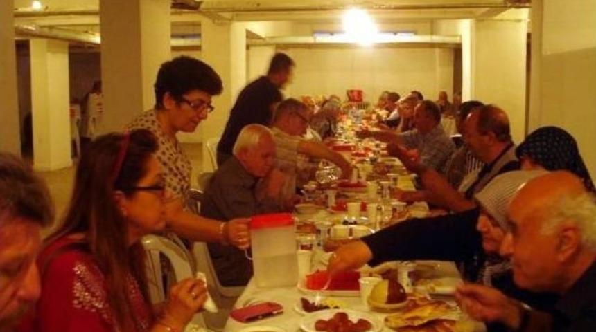 Eskişehir'deki Şair, Yazar Ve Ozanlar İftar Yemeğinde Buluştu